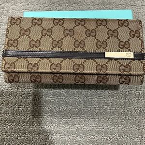 Gucci wallet. Has authenticity. Got it as a gift. It looks real.